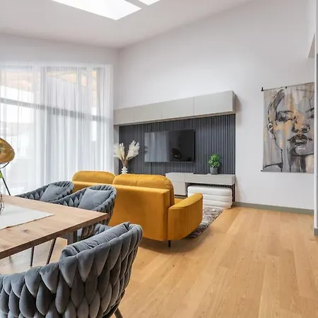 Luxurious Penthouse With Parking Apartment